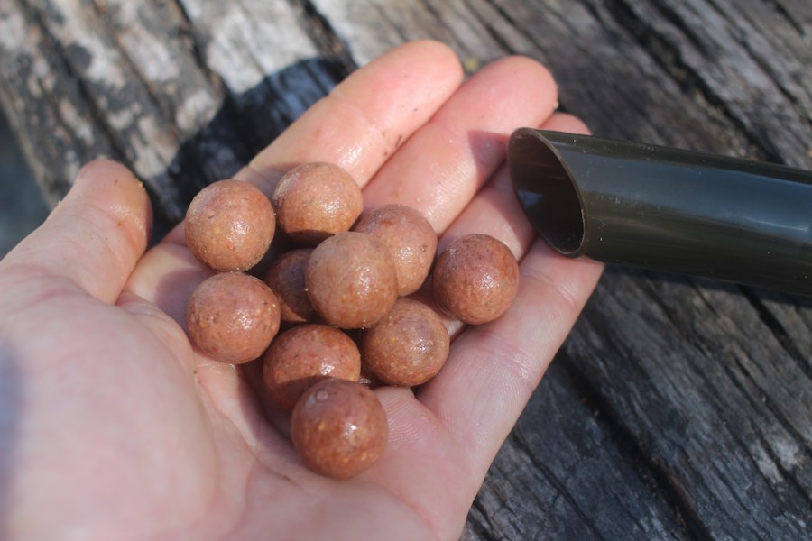 Spreading bait with a throwing stick a clear winner