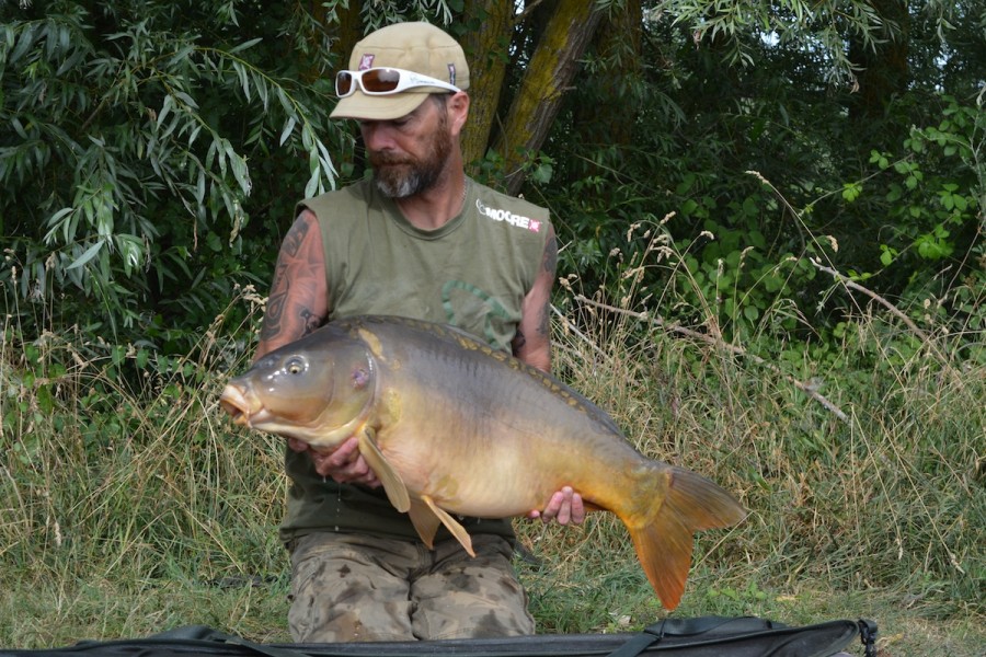 Clint wansbro with a 35lb 10oz mirror