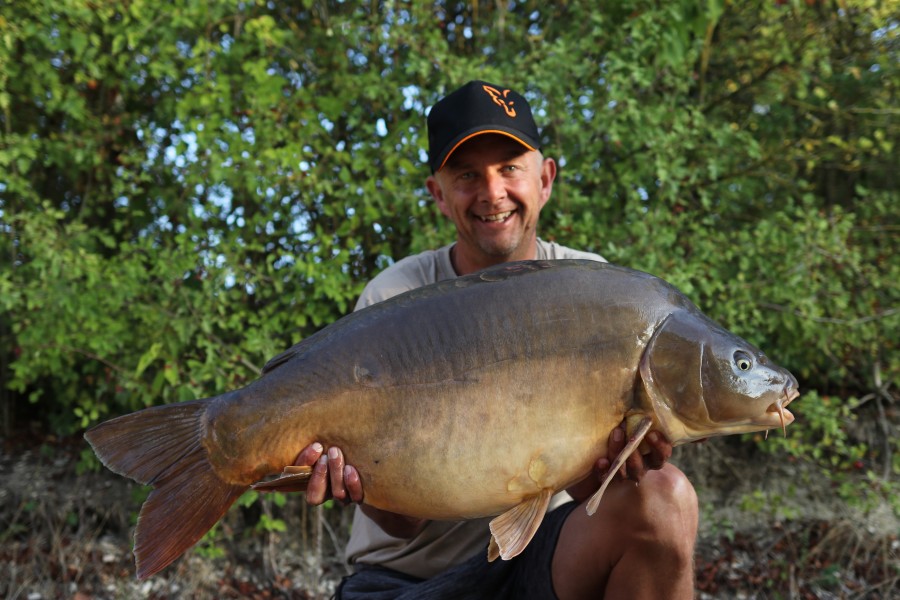 Rodger Morris with Swaley's mirror at 40lb from Brambles 17/8/2019