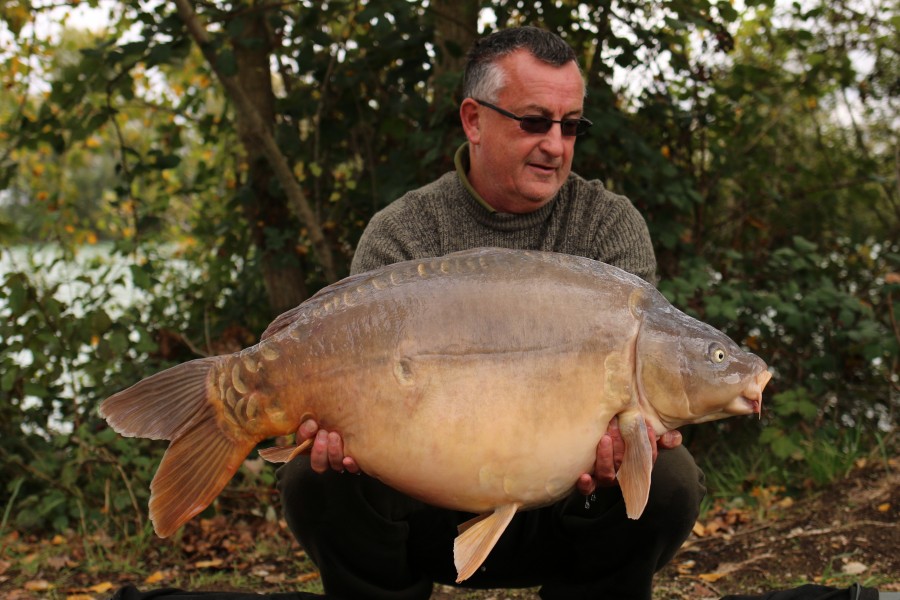 Ian Ockwell with "Mysterio" bending the bar to 45lb 8oz.........