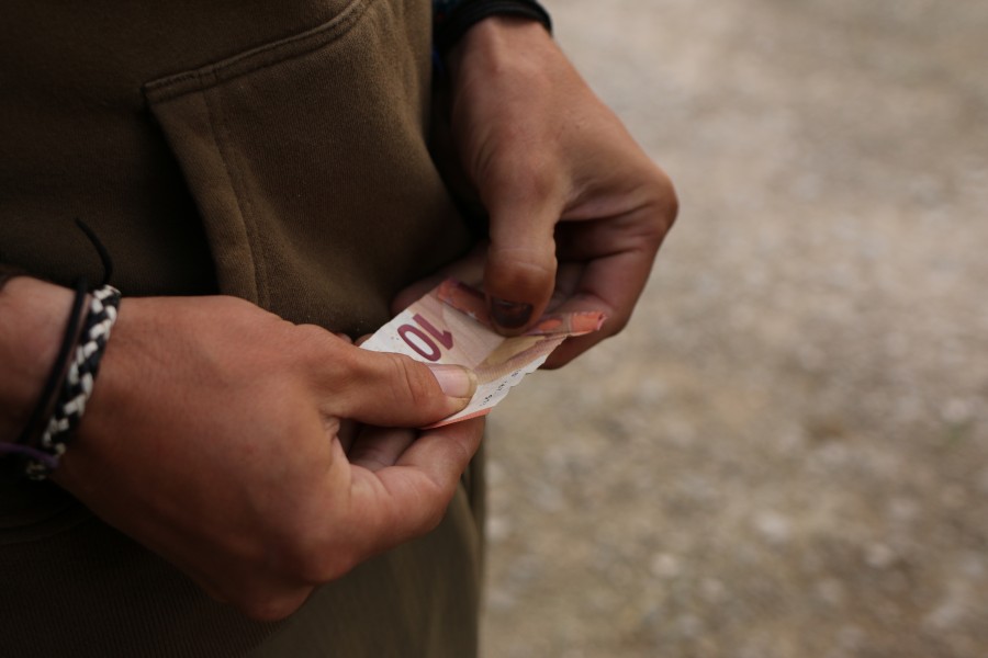 Its so hard for a northerner to let go of a hard earn 10 euro note!!......