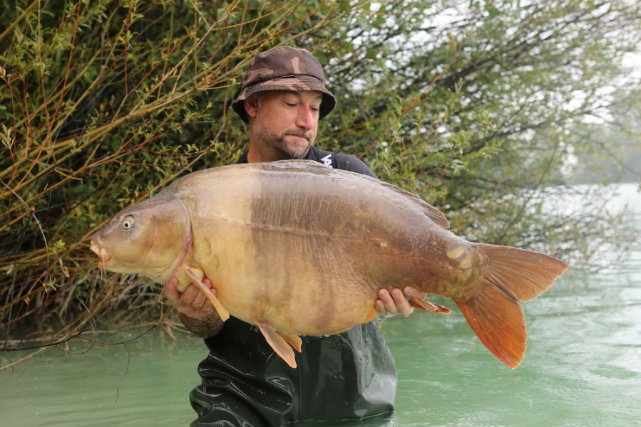 Lee Walton with "Frankie" at 51lb 12oz.....
