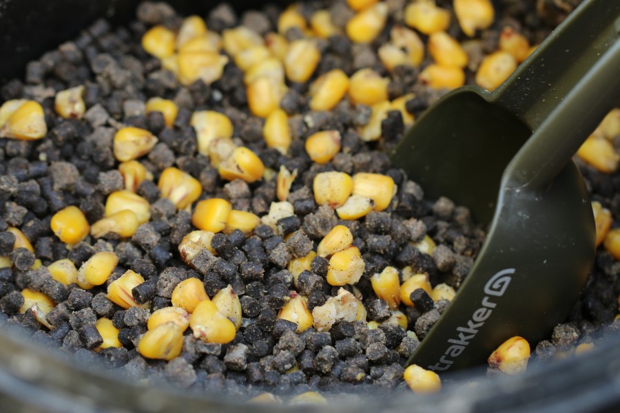 Ryans bait mix, simple as it comes house pellet and maize!