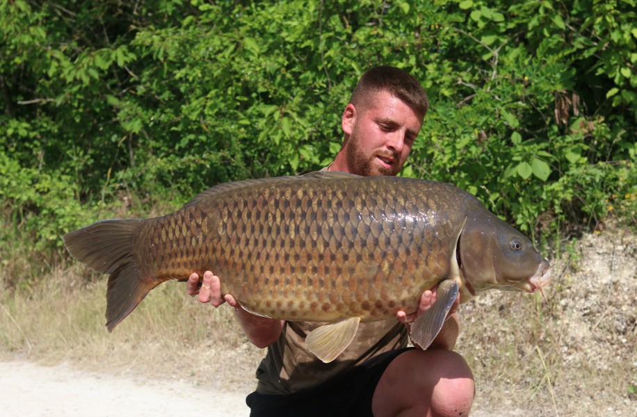 Jordan Traynier with Ron's Common at 35lb 12oz