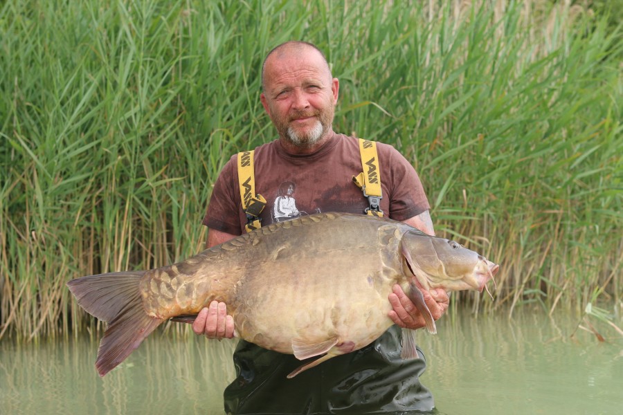 Adrian With Jeffs Mirror at 41lb 8oz