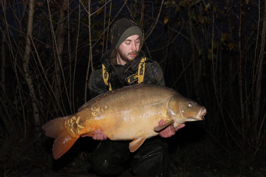 Jamie catching Walkers from Bacheliers at 43lb 4oz